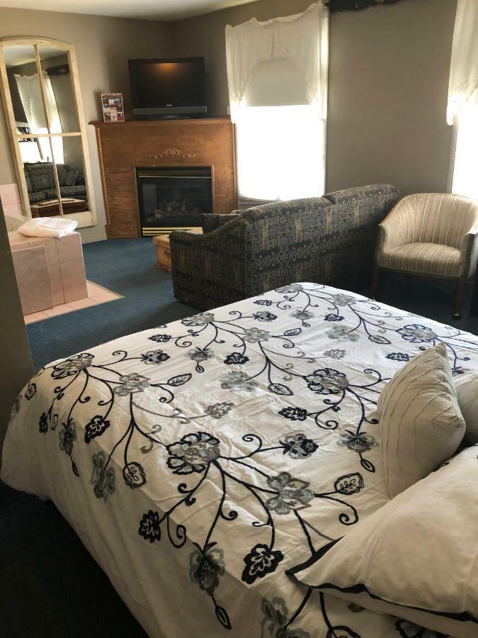 The Bobcaygeon Inn Экстерьер фото